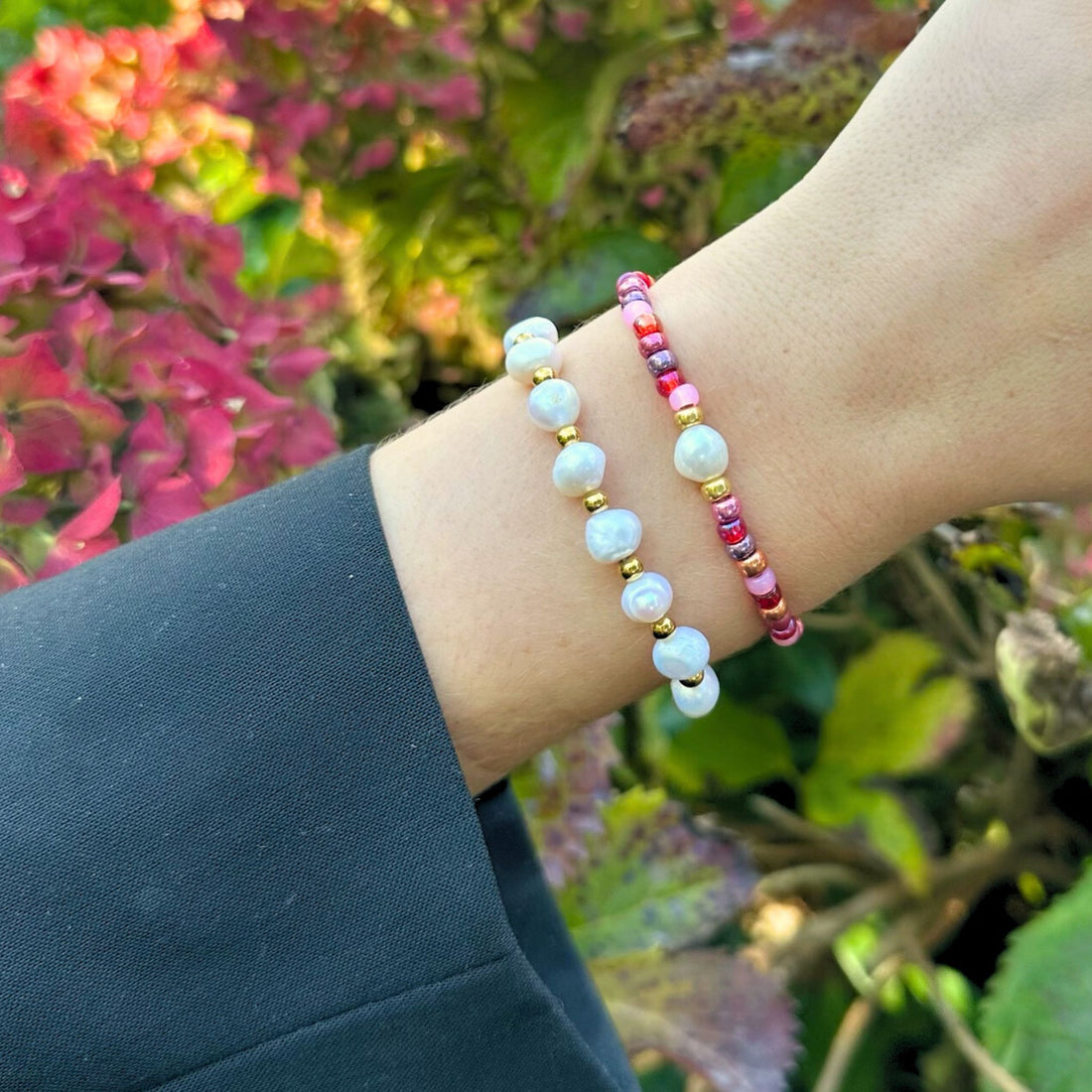 Mooie roze armbanden set met zoetwater Parel op stretch draad.