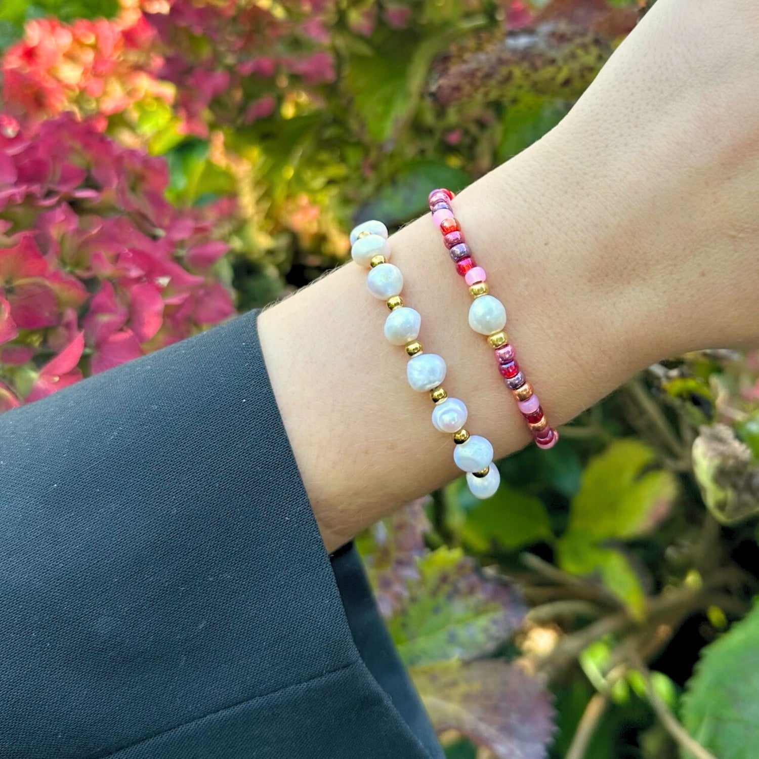 Mooie roze armbanden set met zoetwater Parel op stretch draad.