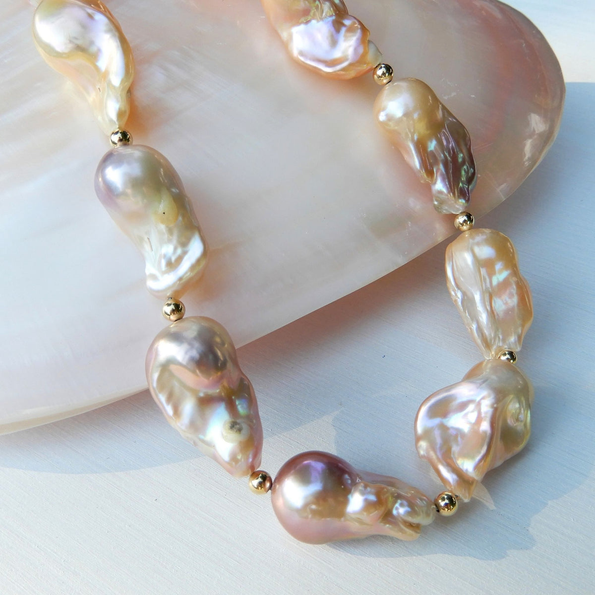 Collier van Barok zoetwater parel in peach.