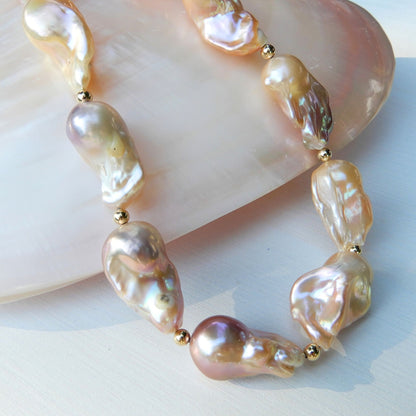 Collier van Barok zoetwater parel in peach.