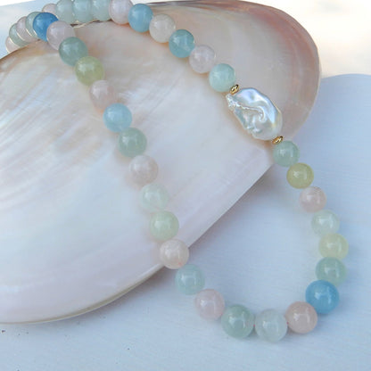 Collier van Beryl (aquamarijn en morganiet) in combinatie met een Barok zoetwater Parel.