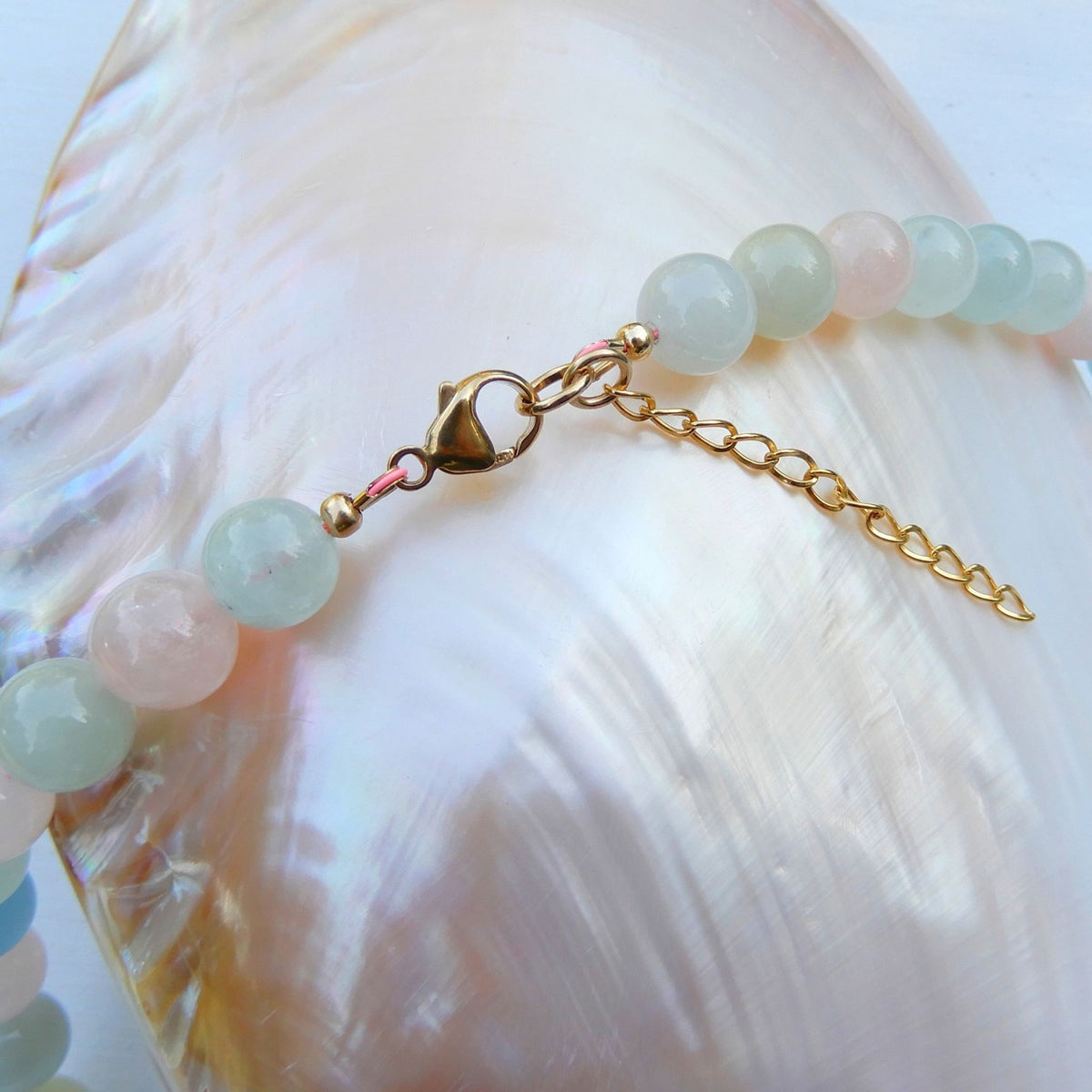Collier van een Beryl mix in combinatie met Barok zoetwater Parel.