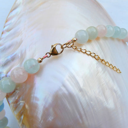 Collier van een Beryl mix in combinatie met Barok zoetwater Parel.