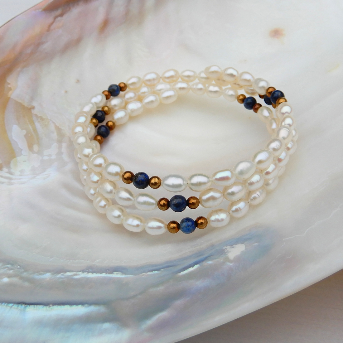 Drie delige wikkel armband met zoetwater Parel en Lapis Lazuli