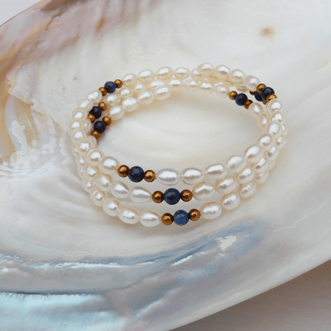 Drie rij armband Parel/Lapis Lazuli 4 - 5mm, verstelbaar - Gloria Maris Giethoorn