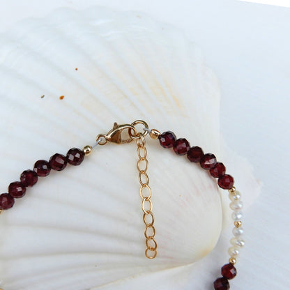 Granaat facet armband in combinatie met zoetwater Parel en goudkleurig slot met verlengketting.