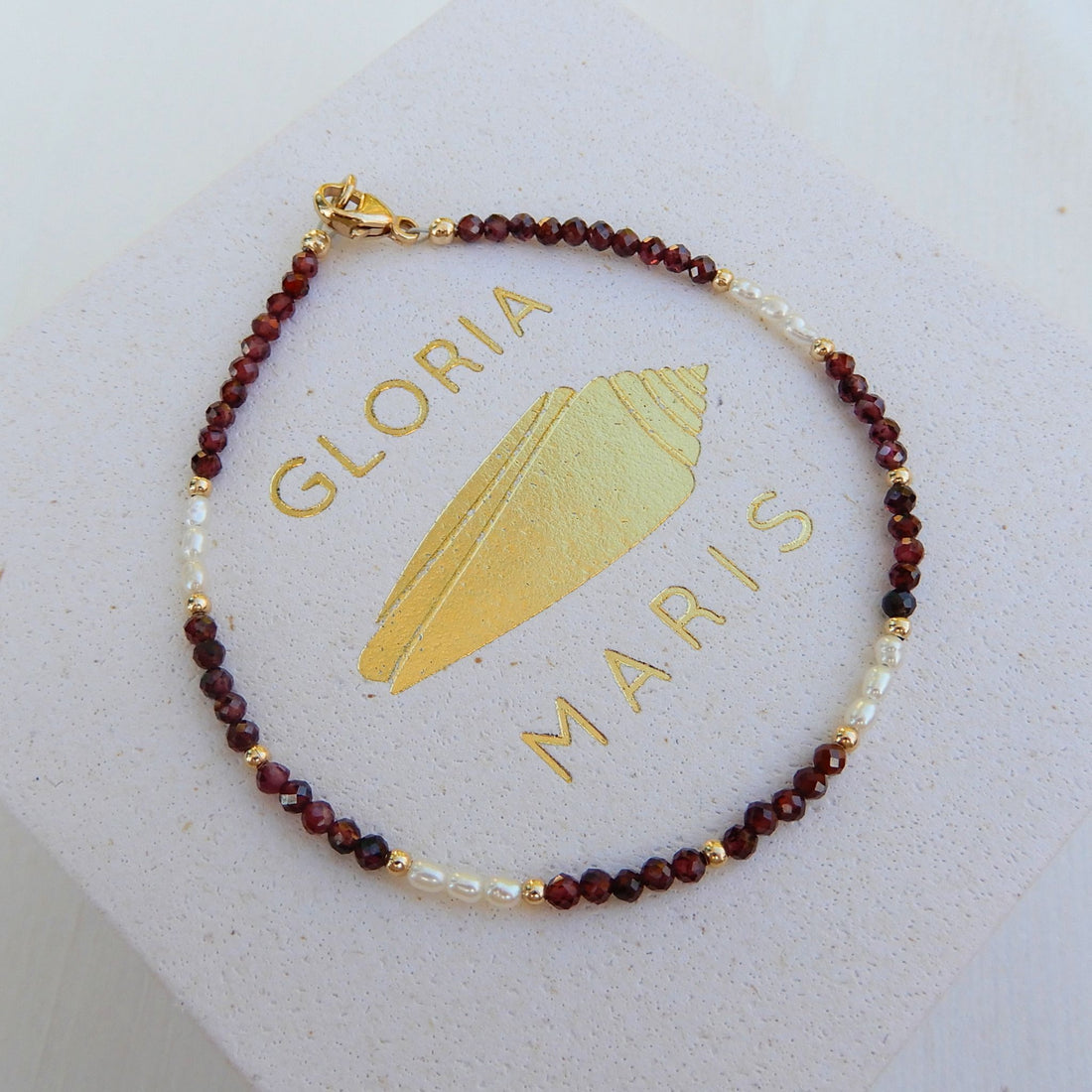 Prachtige Granaat armband in combinatie met zoetwater Parel.