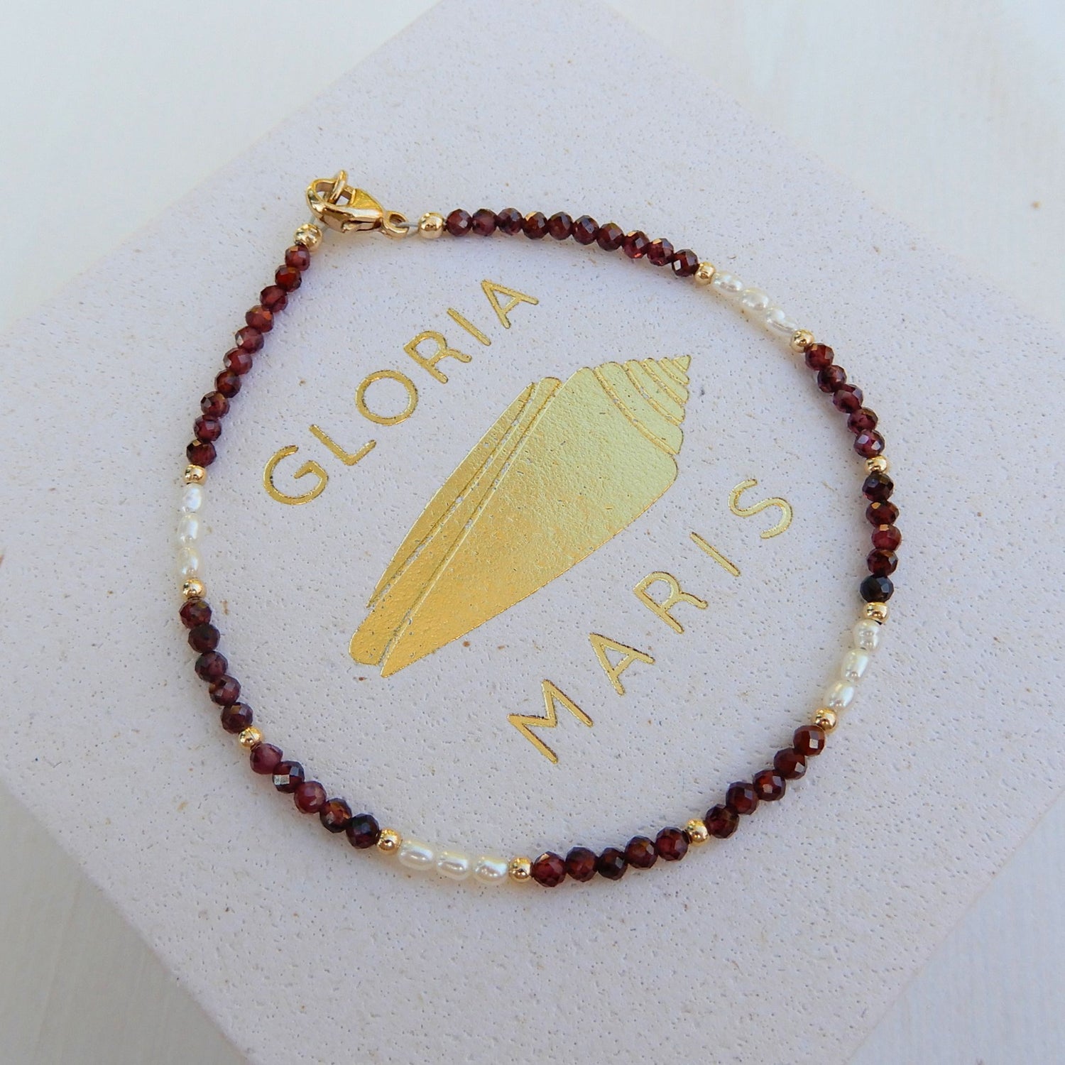 Prachtige Granaat armband in combinatie met zoetwater Parel.