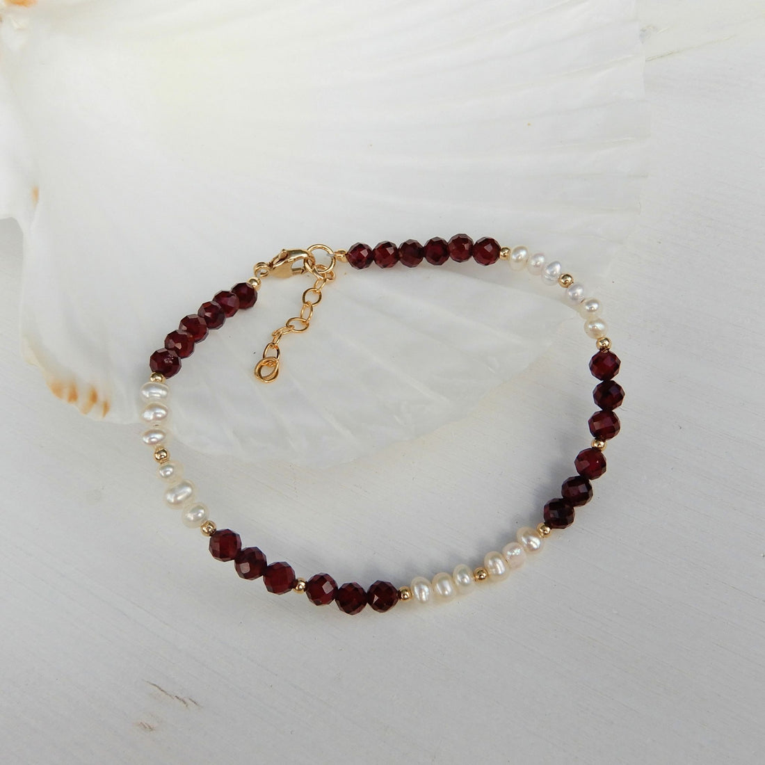 Granaat facet armband in combinatie met zoetwater Parel.