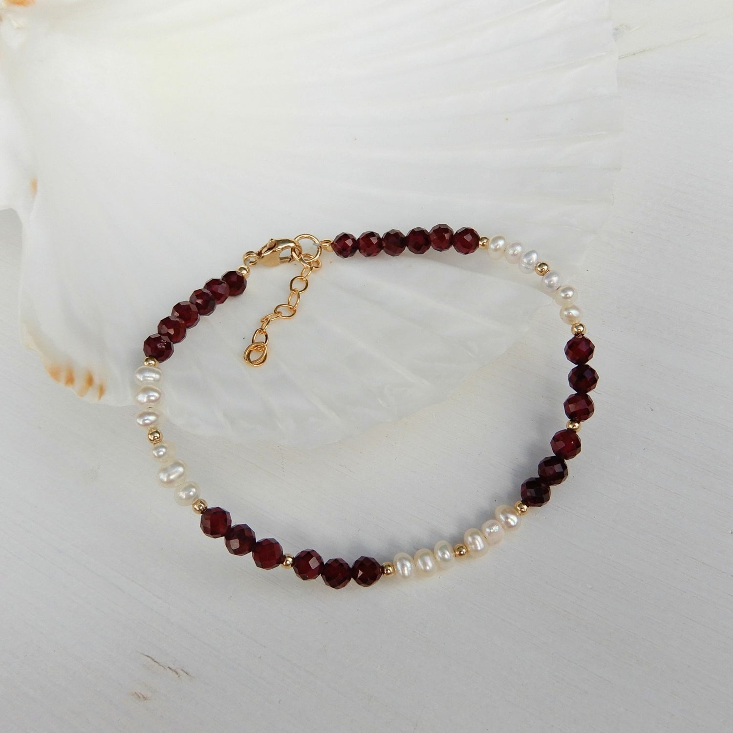 Granaat facet armband in combinatie met zoetwater Parel.