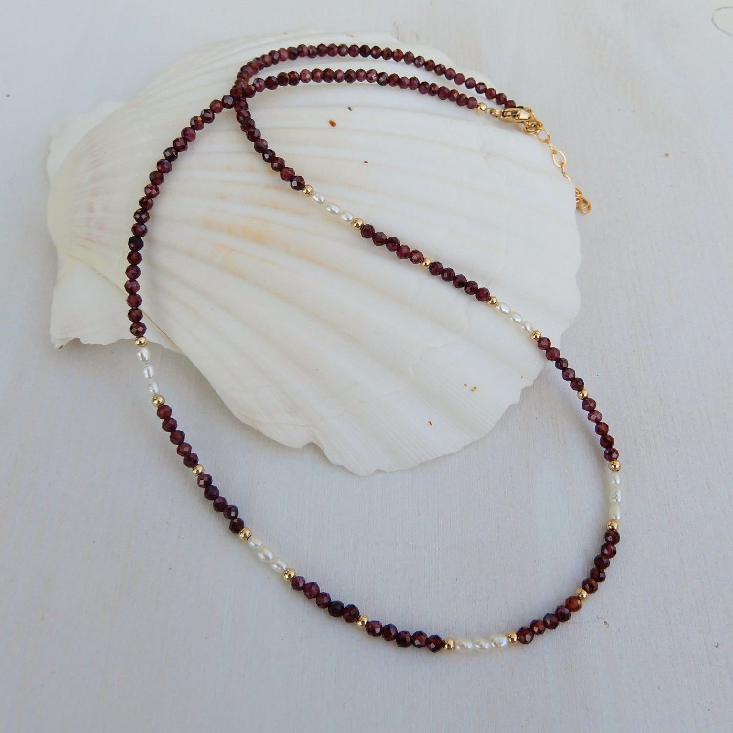 Granaat collier in combinatie met zoetwater Parel.