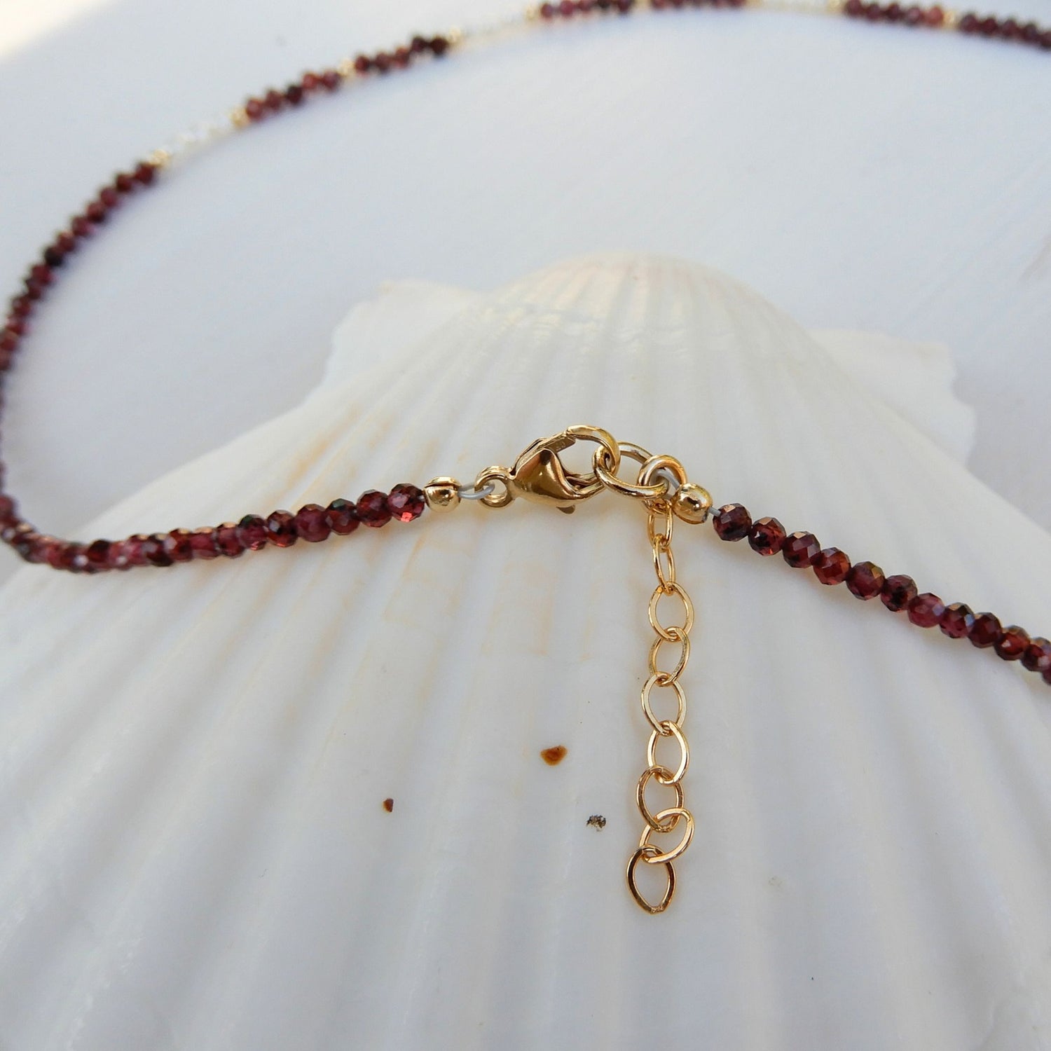 Prachtig collier bestaande uit Granaat en zoetwater Parel.