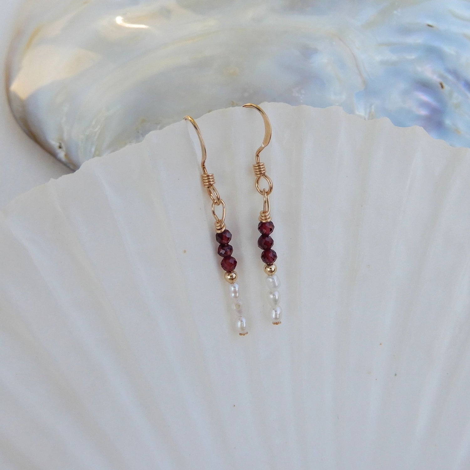 Granaat oorhangers in combinatie met zoetwater Parel.