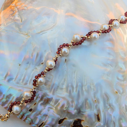 Zoetwater Parel armband in combinatie met Granaat en gold filled kralen.