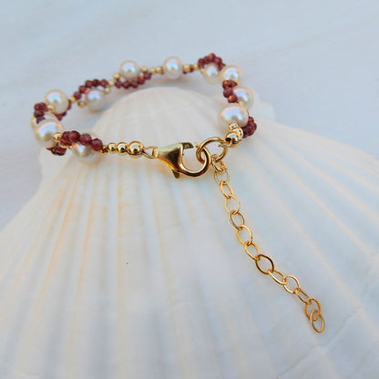 Granaat met zoetwater parel armband in combinatie met gold filled