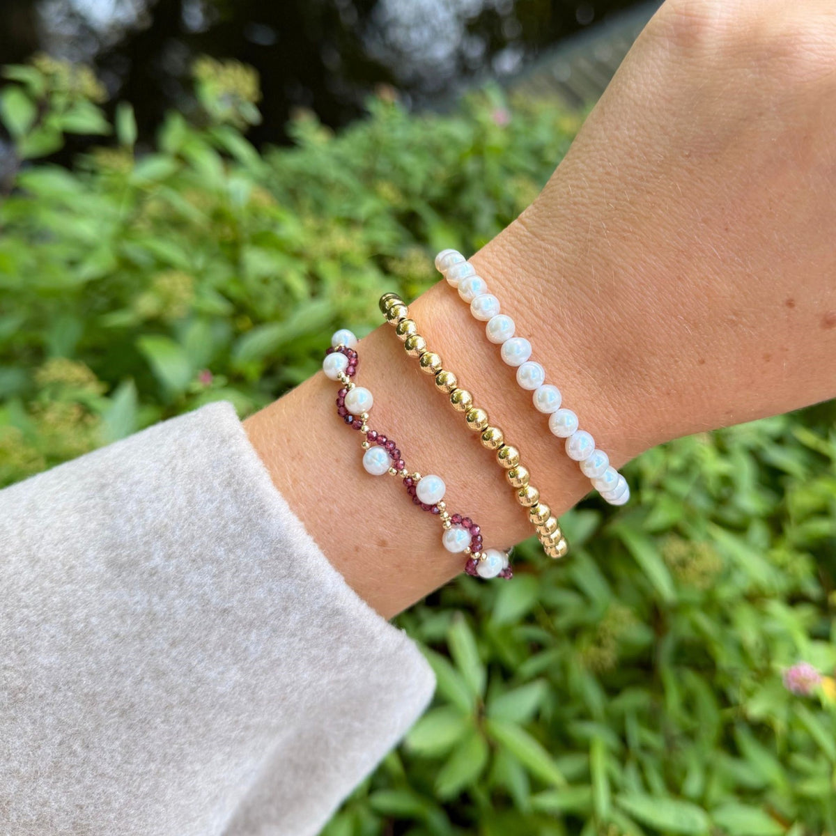 Aanfoto Granaat met zoetwater Parel armband, handgemaakt in Giethoorn.