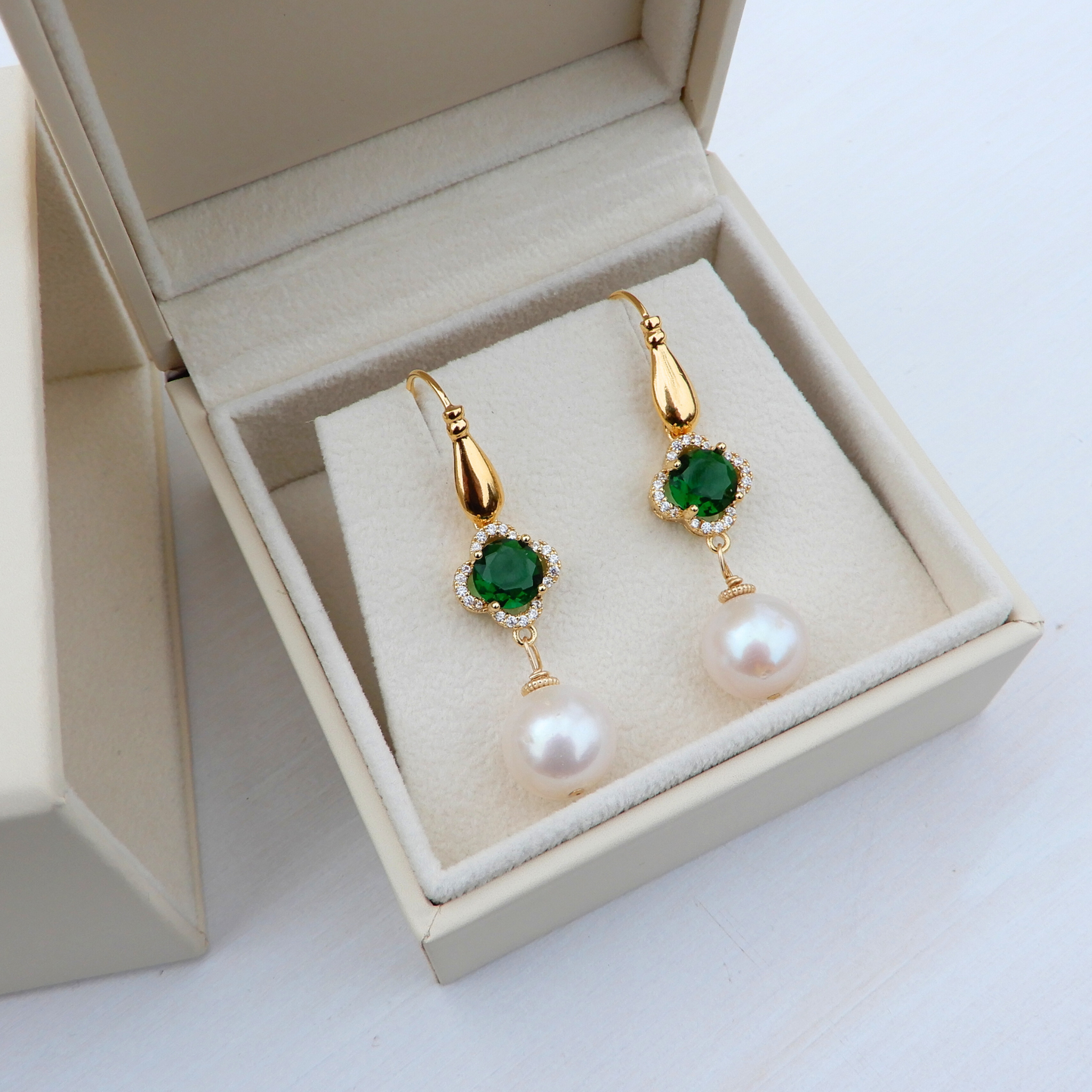 Pearl earrings with Crystal - green