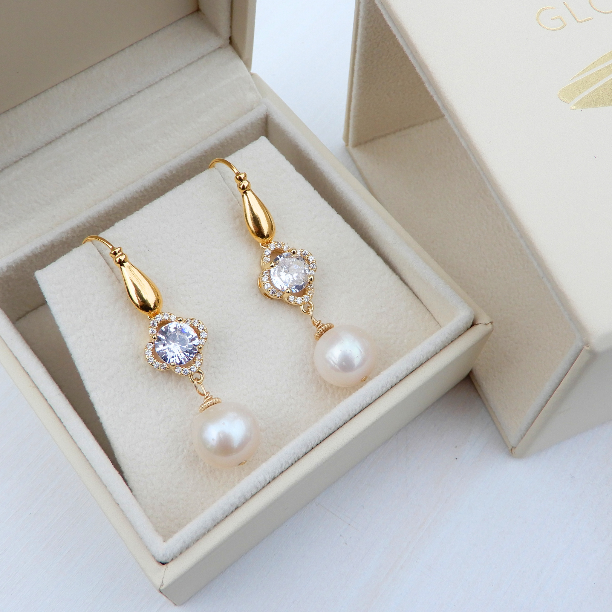 Pearl earrings with crystal - white