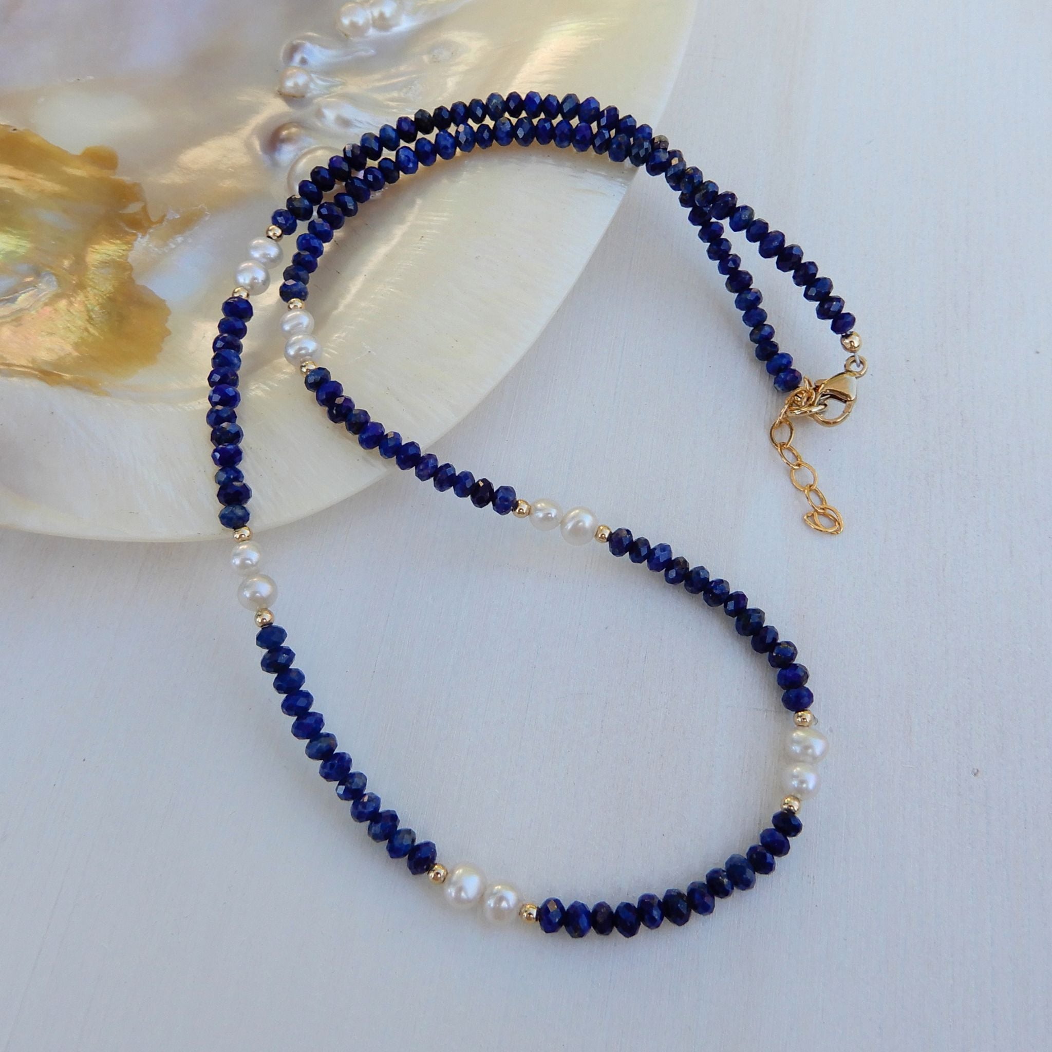 Lapis Lazuli facet ketting in combinatie met zoetwater Parel.