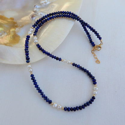 Lapis Lazuli facet ketting in combinatie met zoetwater Parel.