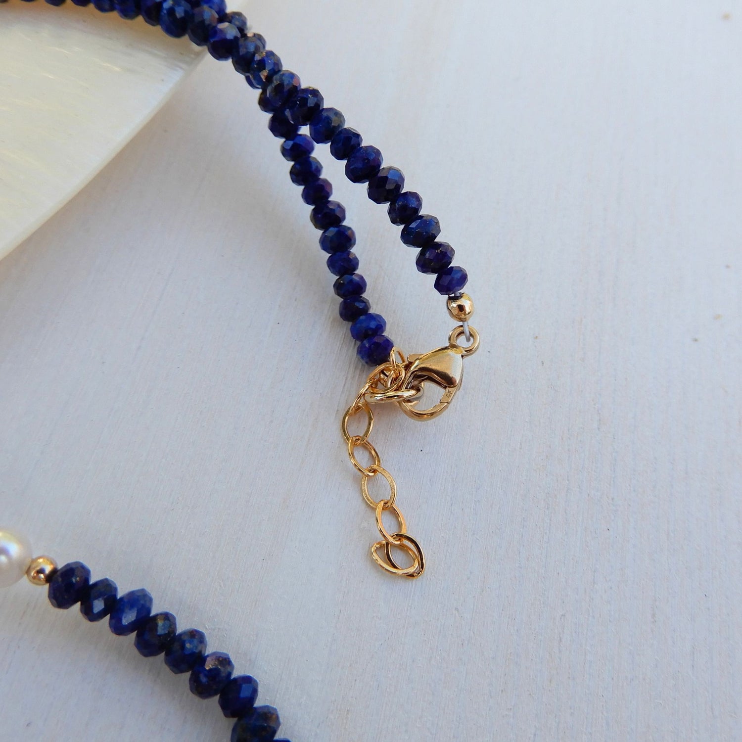 Lapis Lazuli facet ketting in combinatie met zoetwater Parel en goudkleurig slot met verlengketting.