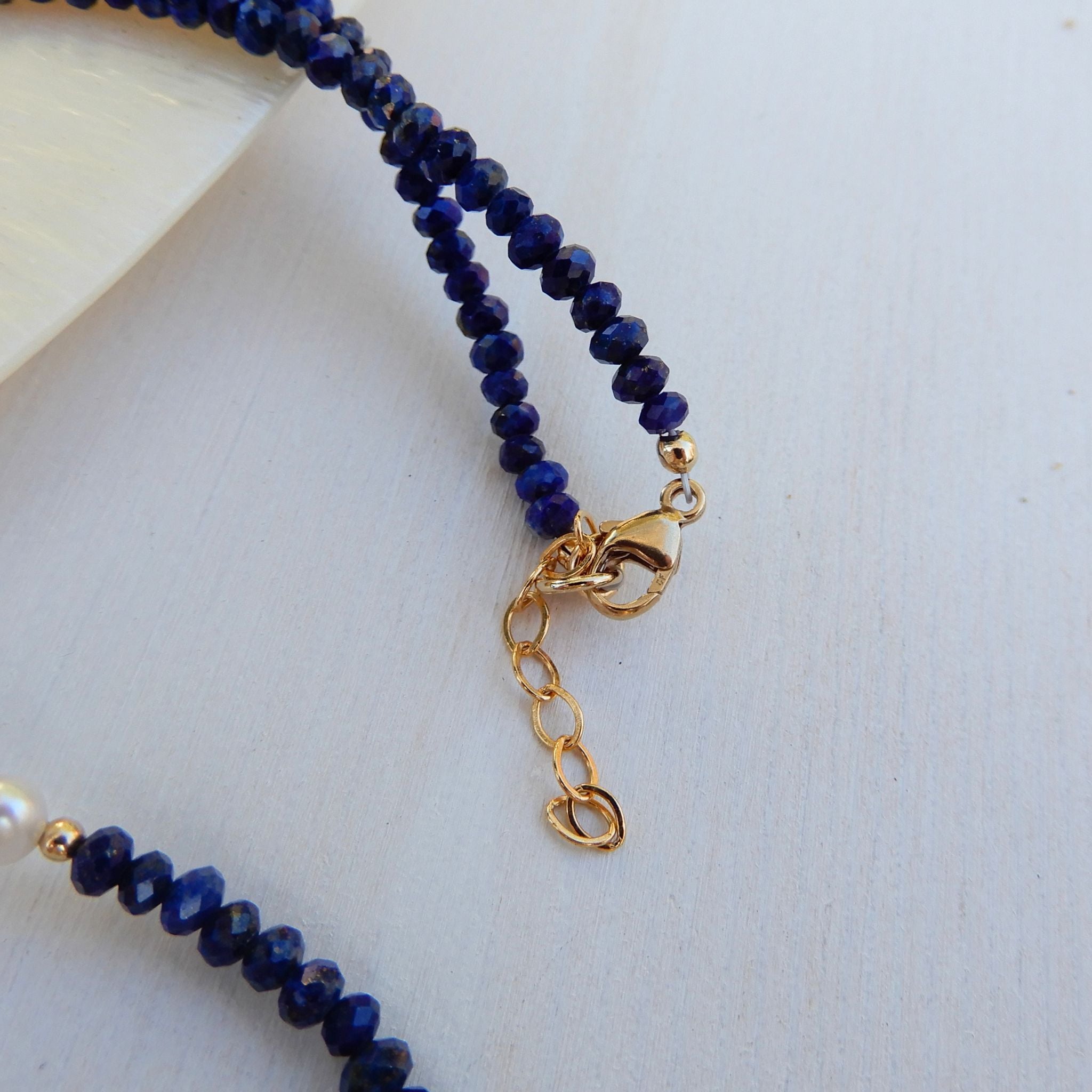 Lapis Lazuli facet ketting in combinatie met zoetwater Parel en goudkleurig slot met verlengketting.