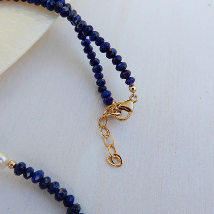 Lapis Lazuli facet ketting in combinatie met zoetwater Parel en goudkleurig slot met verlengketting.