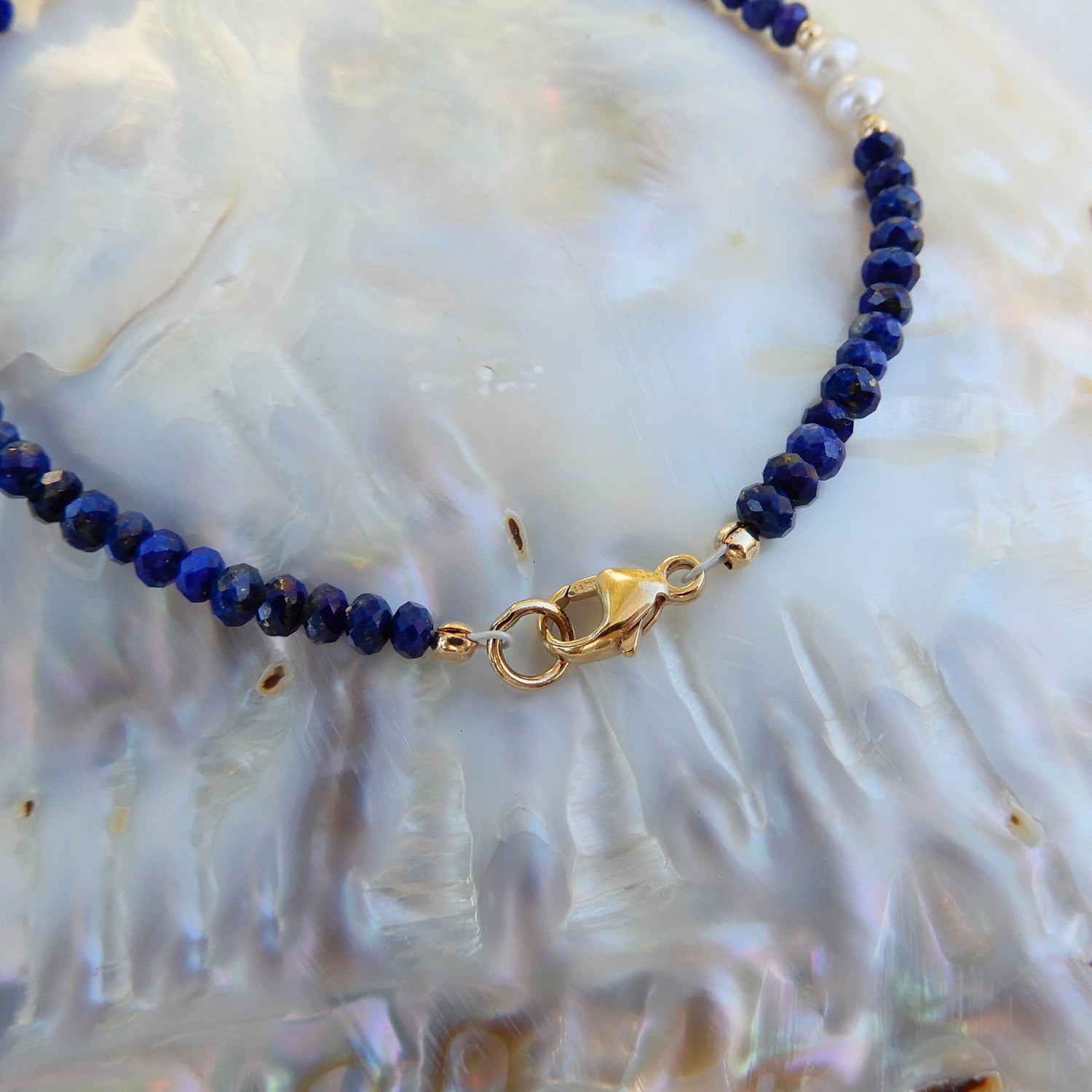 Lapis Lazuli facet armband in combinatie met zoetwater Parel en goudkleurig slot.