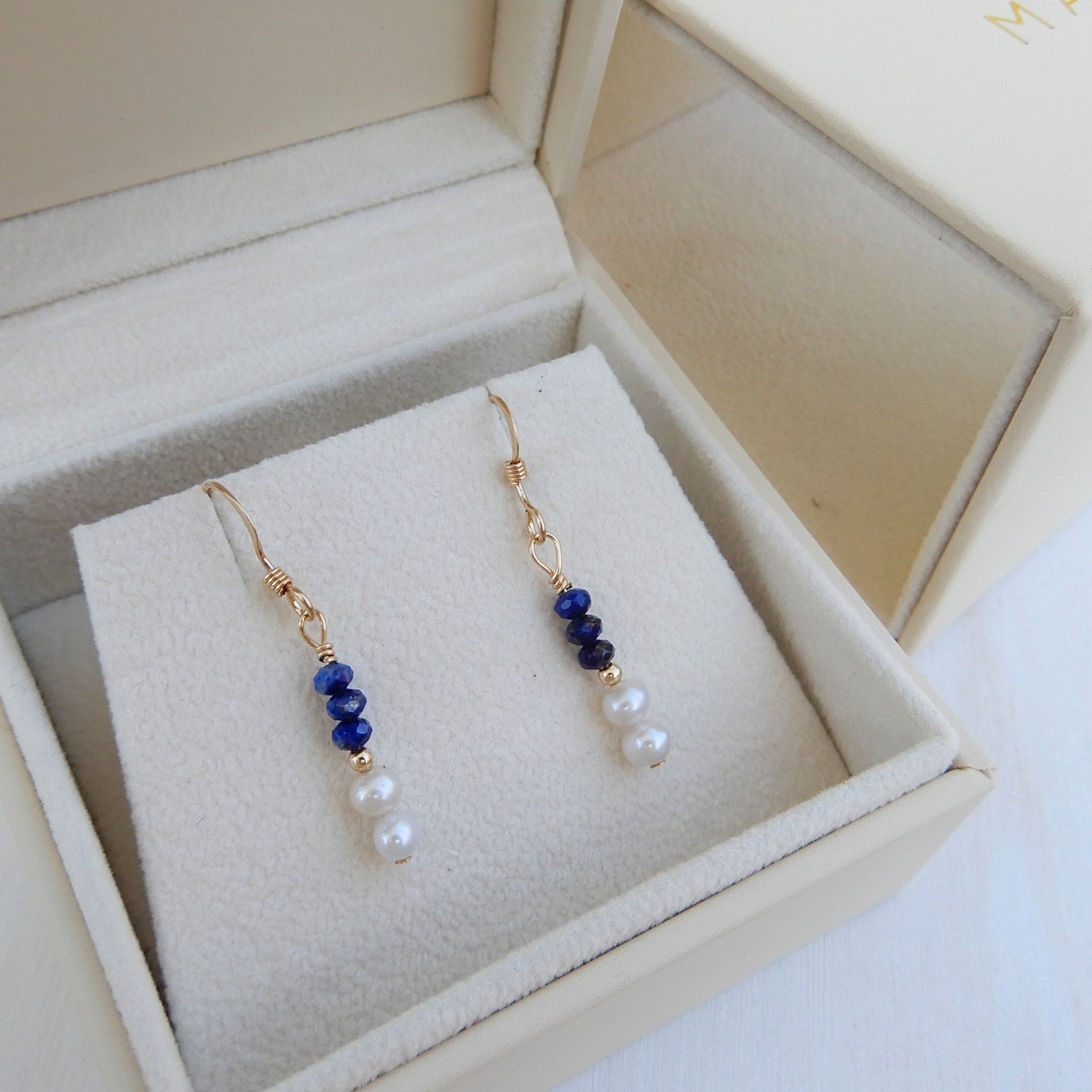 Lapis Lazuli facet oorhangers in combinatie met zoetwater Parel.