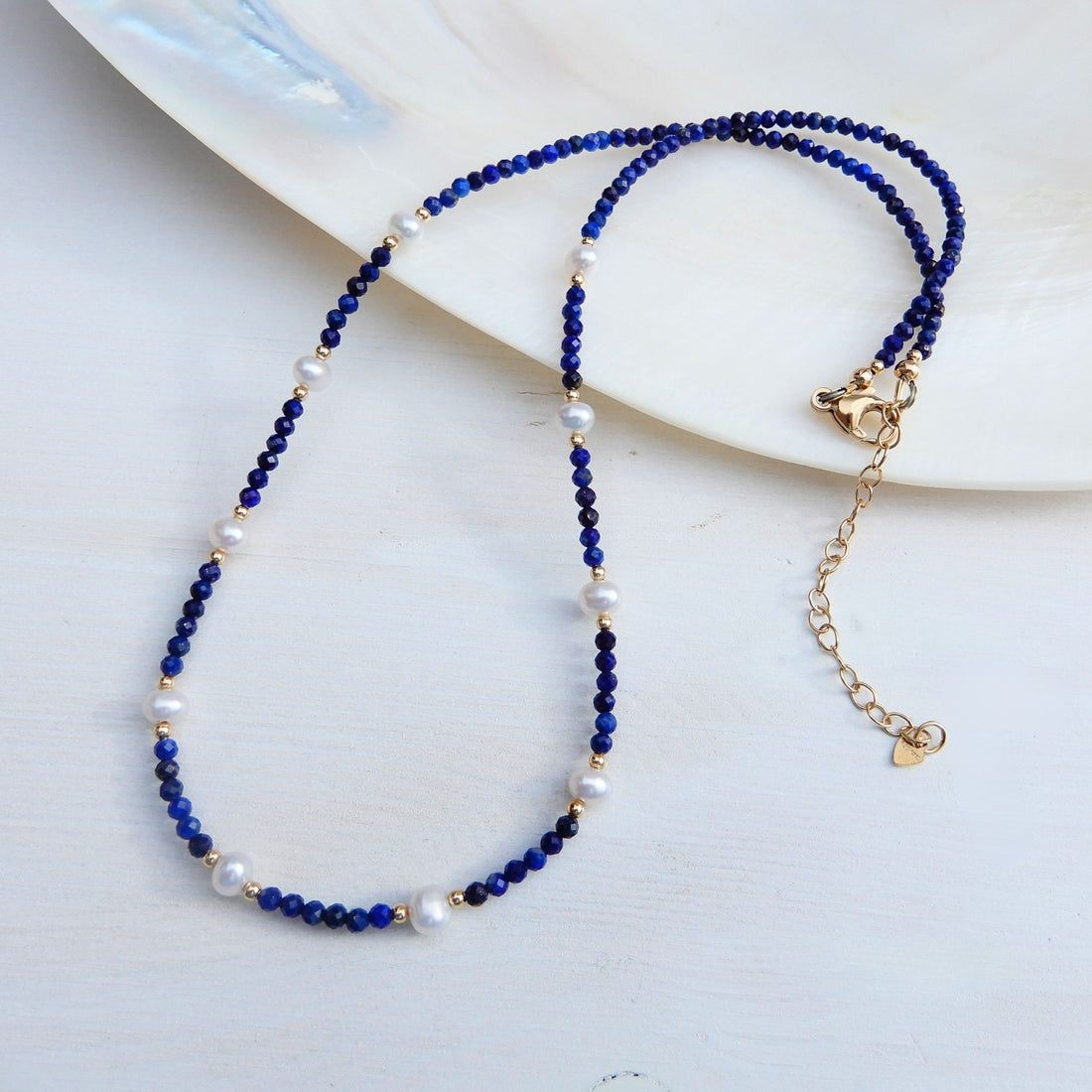 Lapis Lazuli facet in combinatie met Zoetwater Parel, 14 karaat gold filled