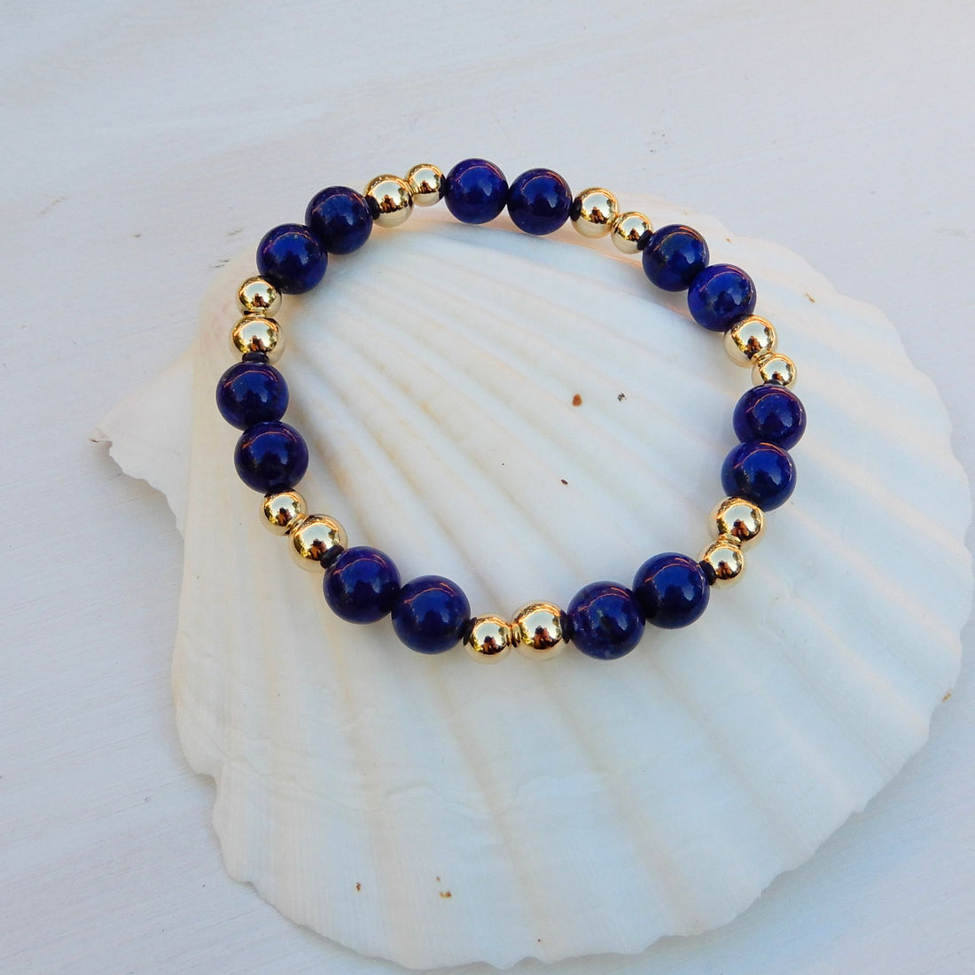 Lapis Lazuli stretch armband in combinatie met gold filled kralen.
