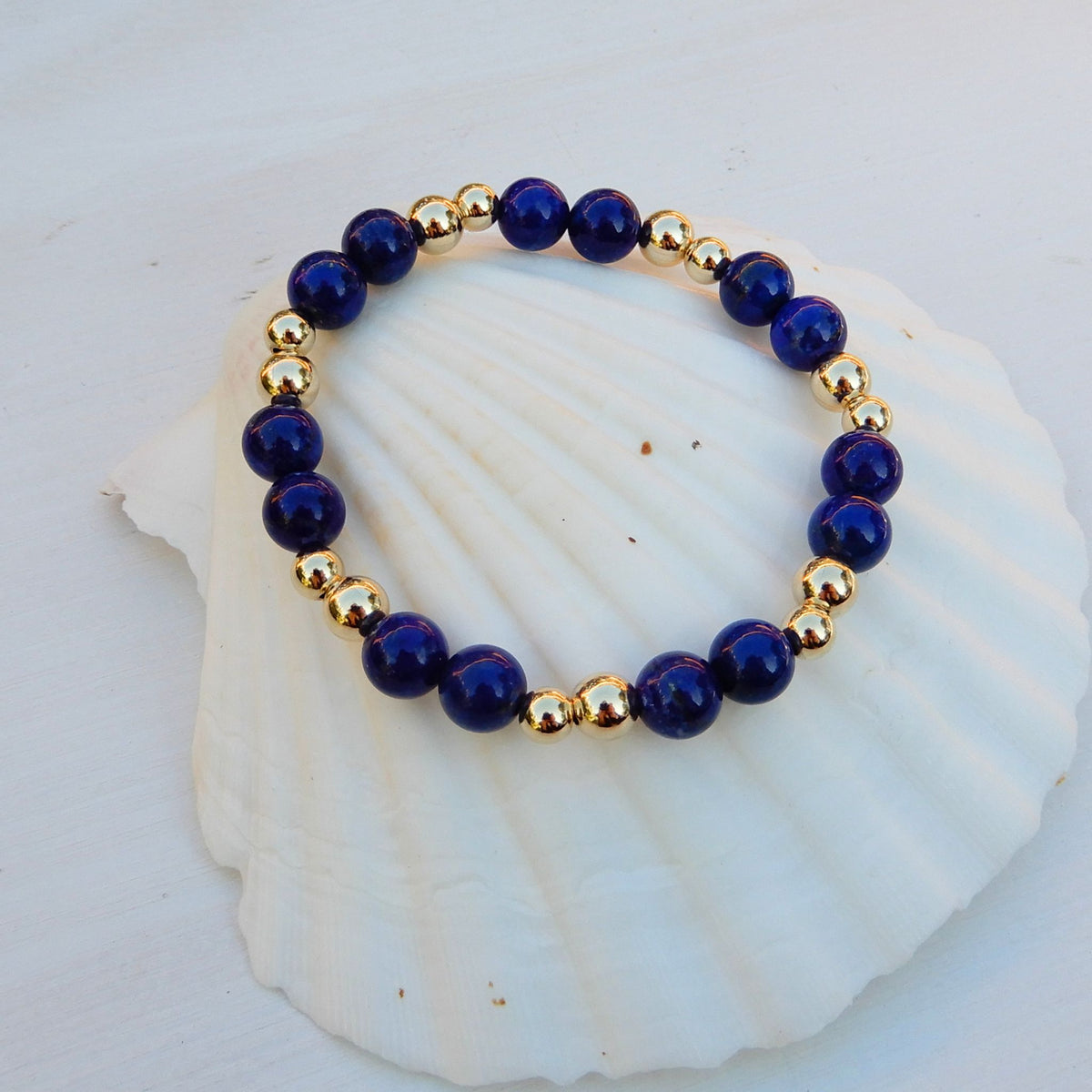 Lapis Lazuli stretch armband in combinatie met gold filled kralen.
