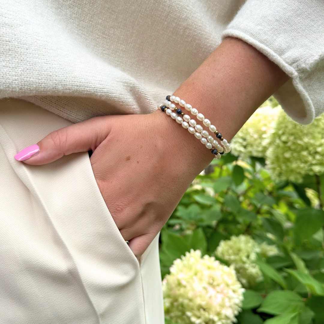 Wikkelarmband 3 rijen witte pareltjes met lapis lazuli en goudkleurige kralen