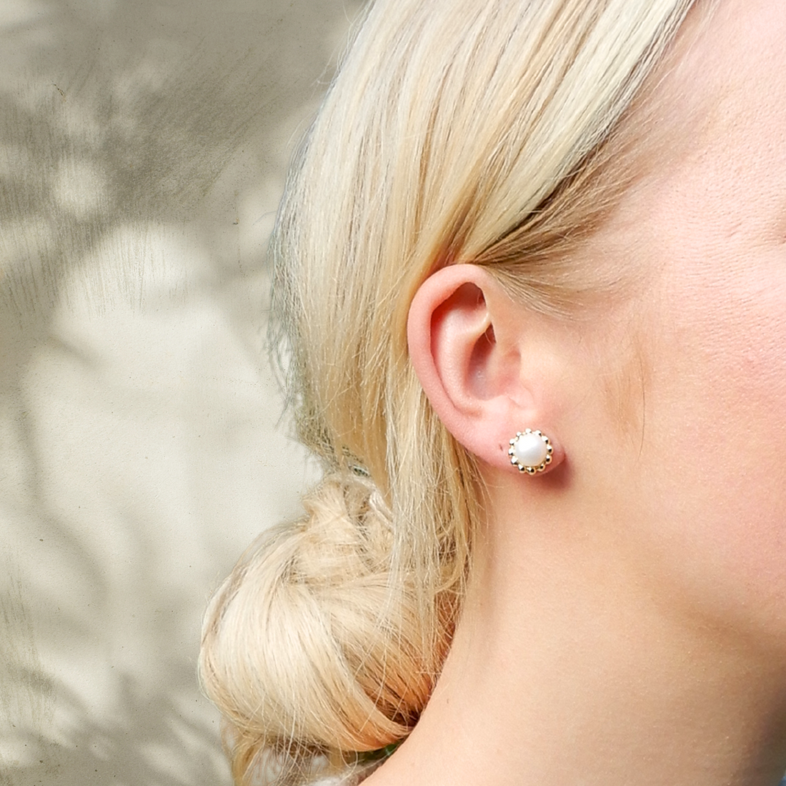 Zoetwaterparel oorstekers 8mm rond in een bloemmodel met een vergulde rand