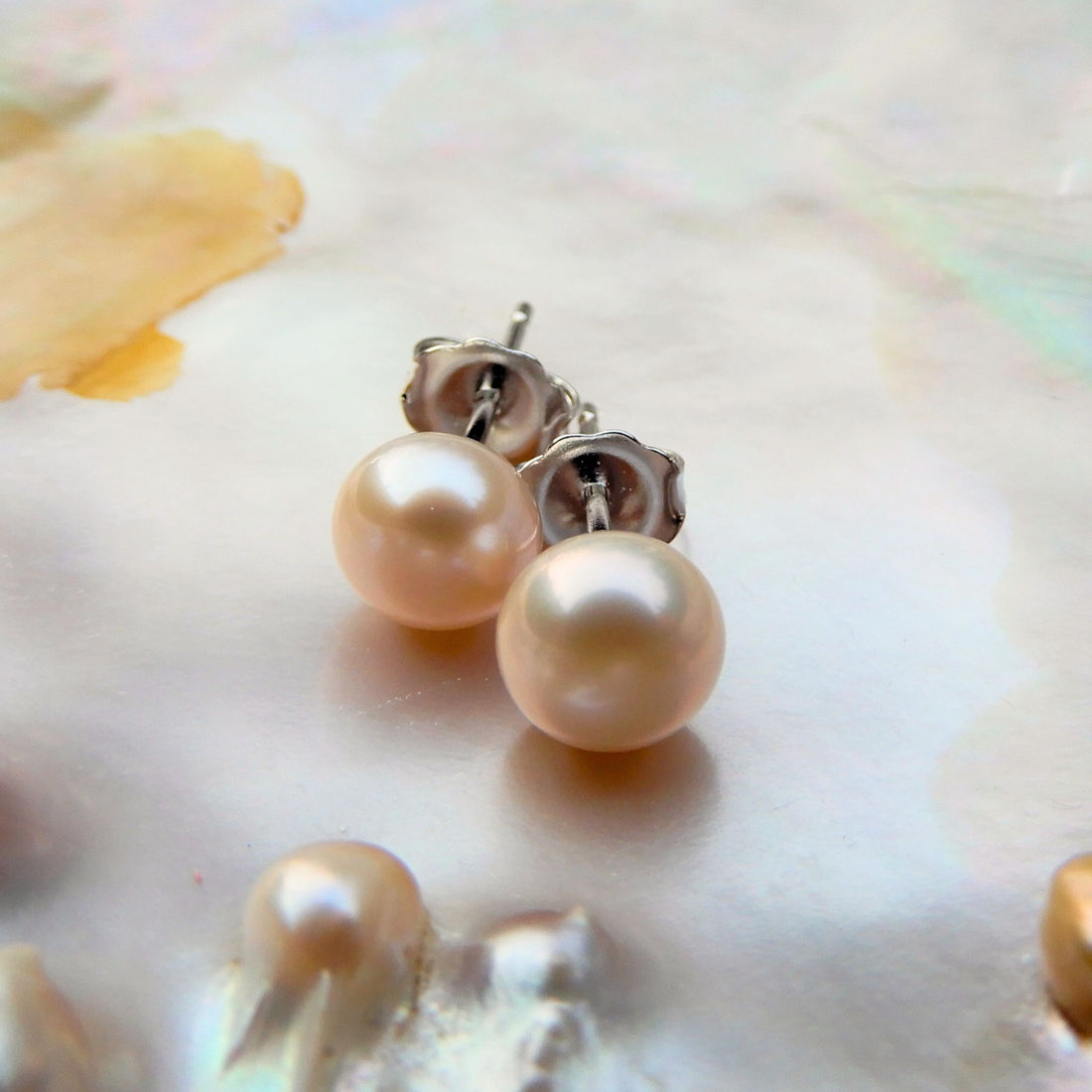 Een mooi parelsieraad zijn deze oorstekers gemaakt van peachkleurige parels met een sterling zilveren steker, 6,5mm