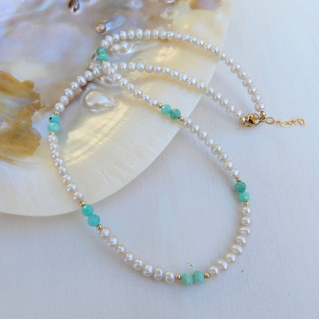 Zoetwater Parel collier in combinatie met Amazoniet, handgemaakt in ons atelier in Giethoorn