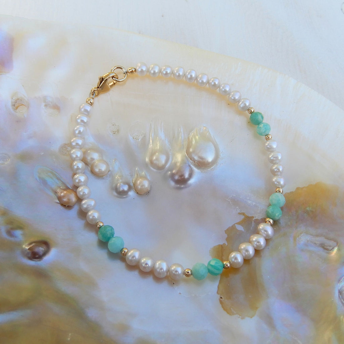 Zoetwater Parel armband in combinatie met Amazoniet. Handgemaakt in Giethoorn.