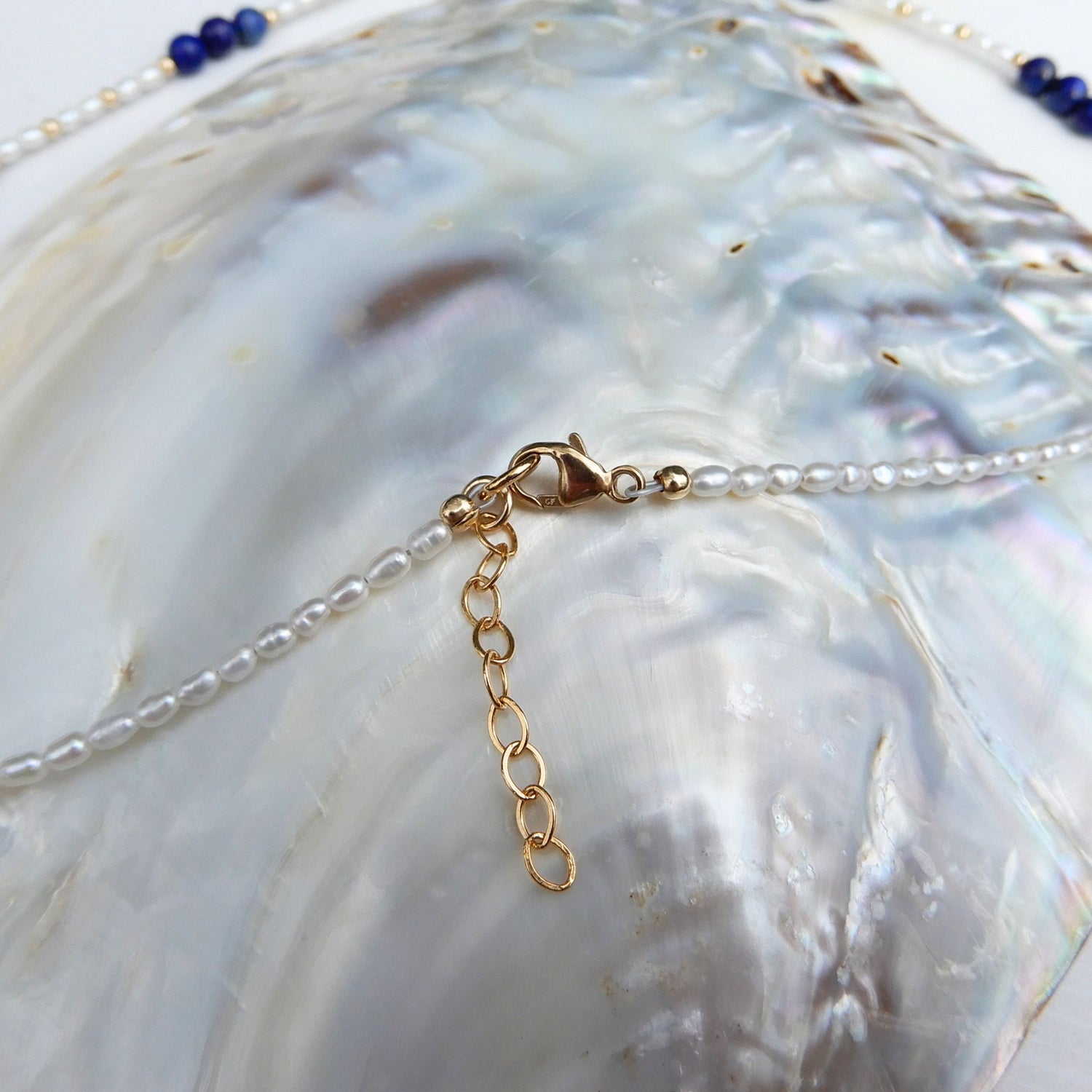 Zoetwater Parel collier in combinatie met Lapis Lazuli, afgewerkt met gouden verlengketting. Handgemaakt in Giethoorn.