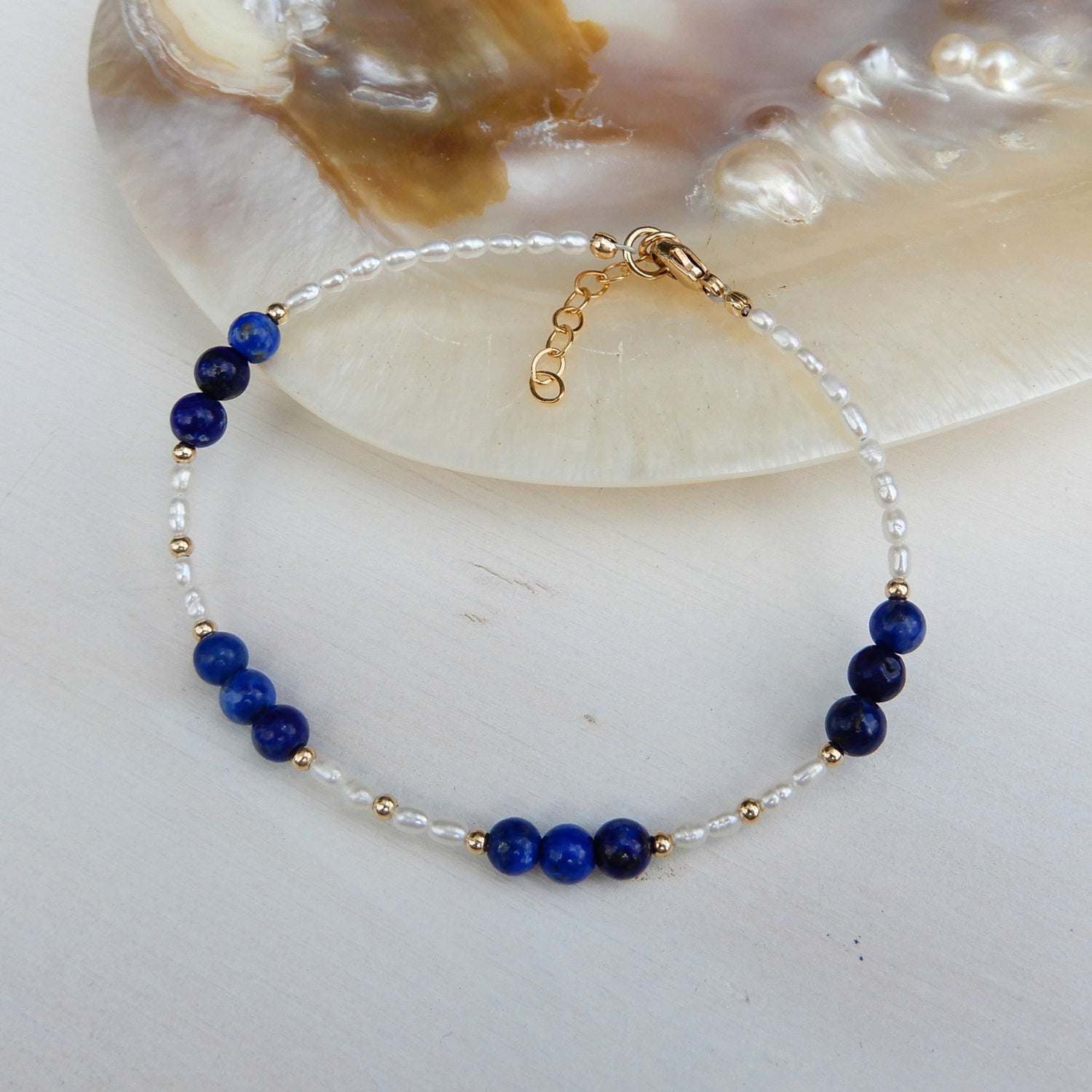 Zoetwater Parel armband in combinatie met Lapis Lazuli, handgemaakt in Giethoorn.