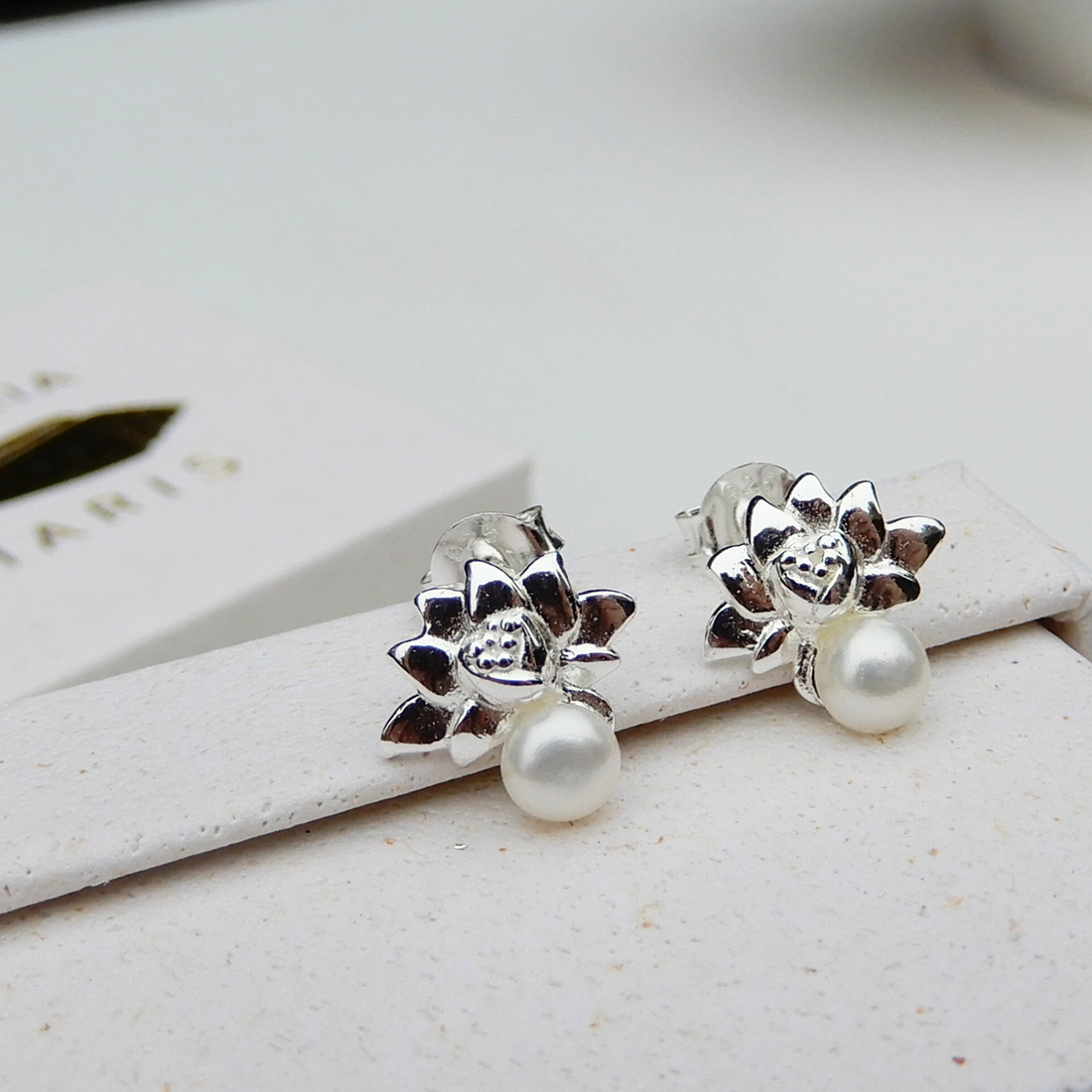 Parel lotus oorstekers 4mm sterling zilver