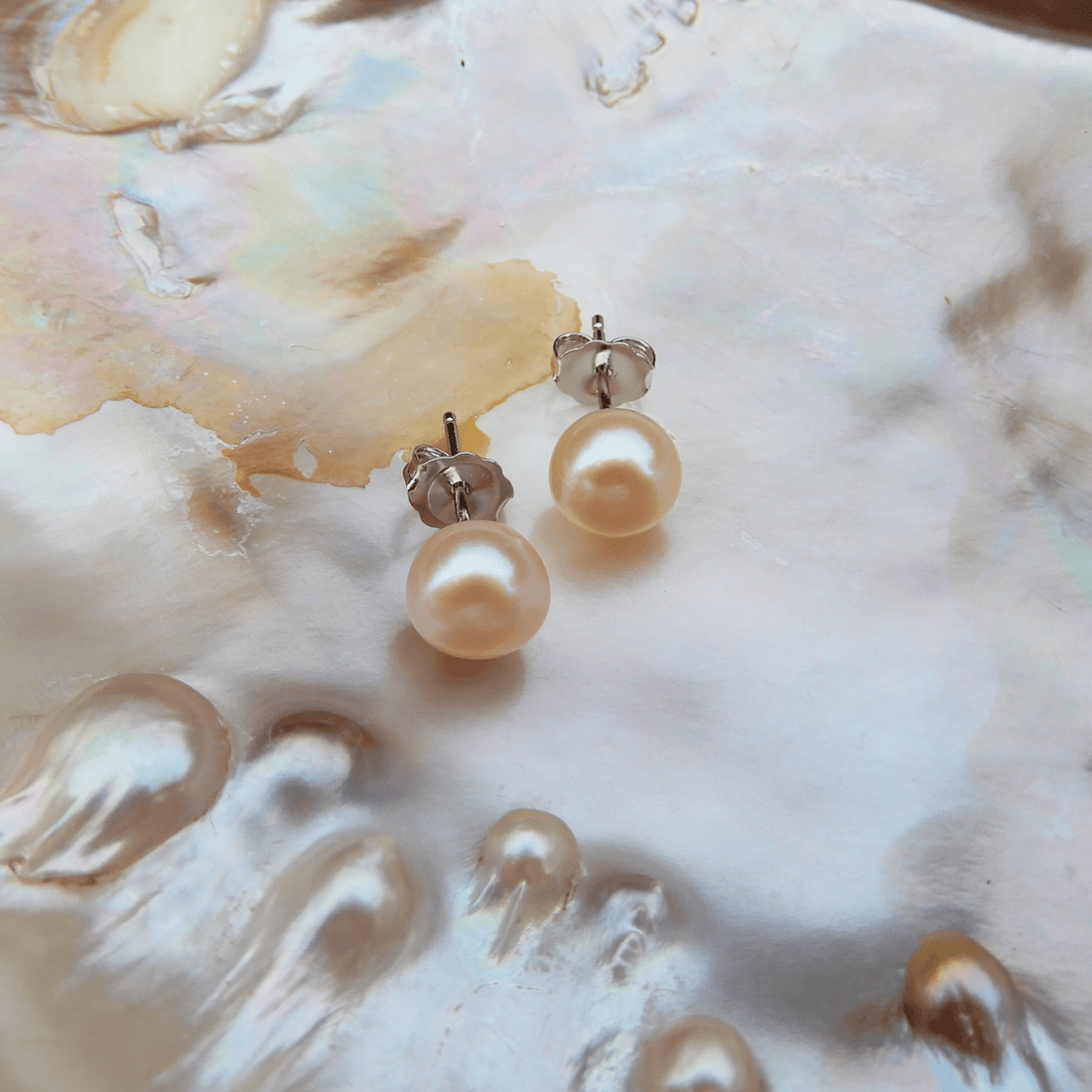 Parel oorstekers peach 7,5mm - Gloria Maris Giethoorn