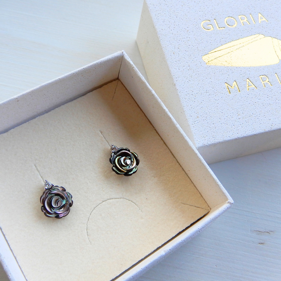 Parelmoer oorstekers zwart - Gloria Maris Giethoorn