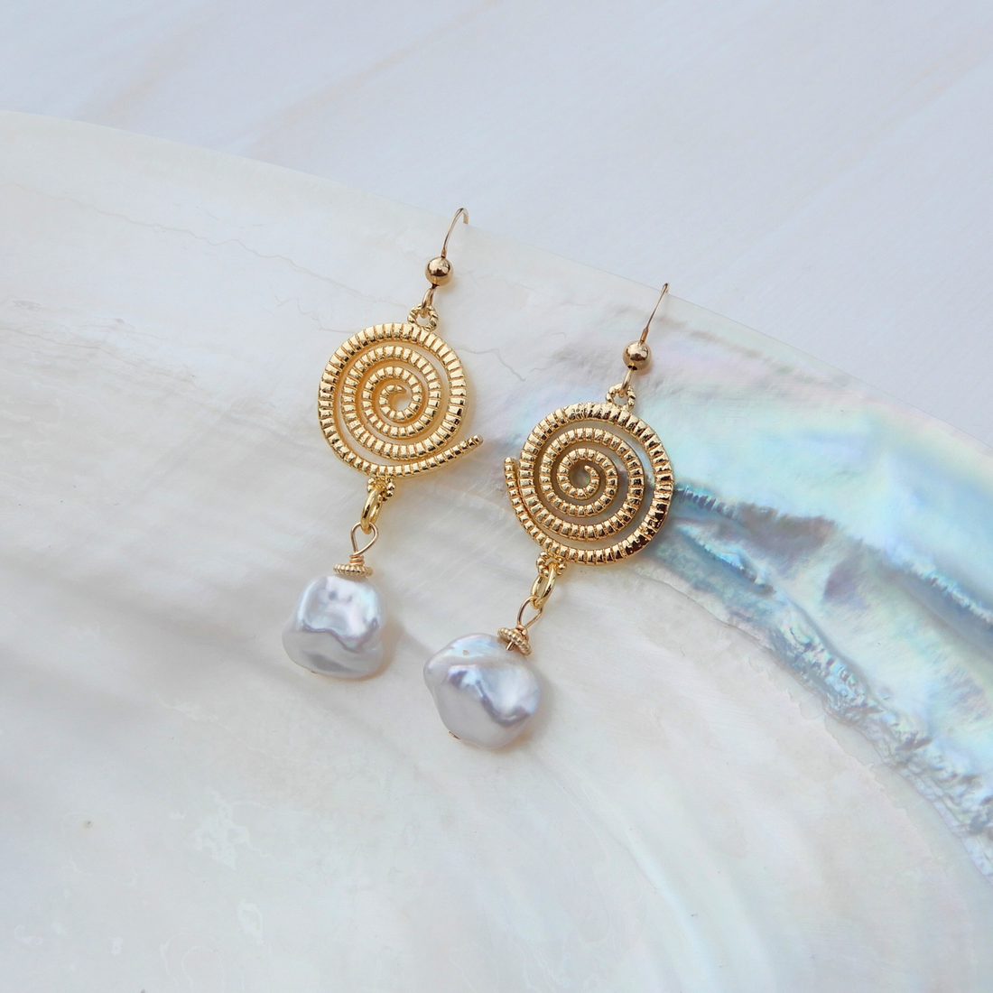 Spiral earrings with Keshi Pearl