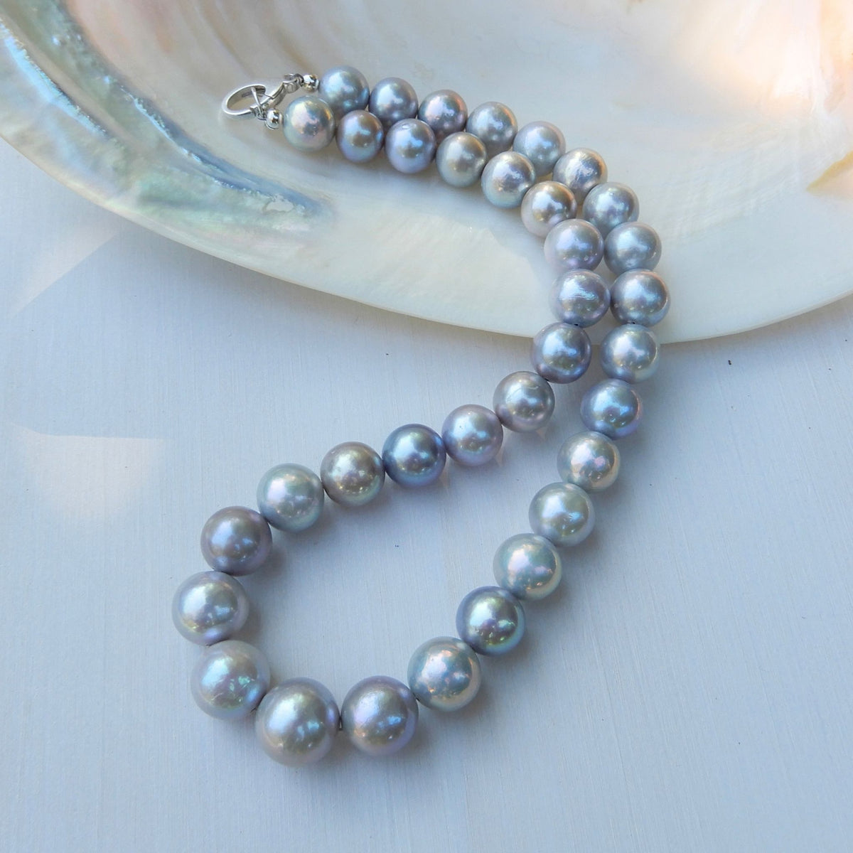 Prachtig oplopend zoetwater parel collier in grijs.
