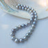 Prachtig oplopend zoetwater parel collier in grijs.