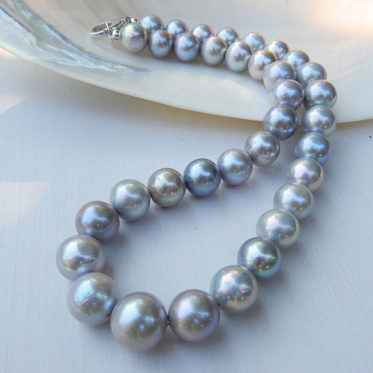 Oplopend grijs zoetwater parel collier.