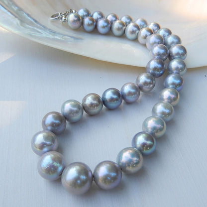 Oplopend grijs zoetwater parel collier.