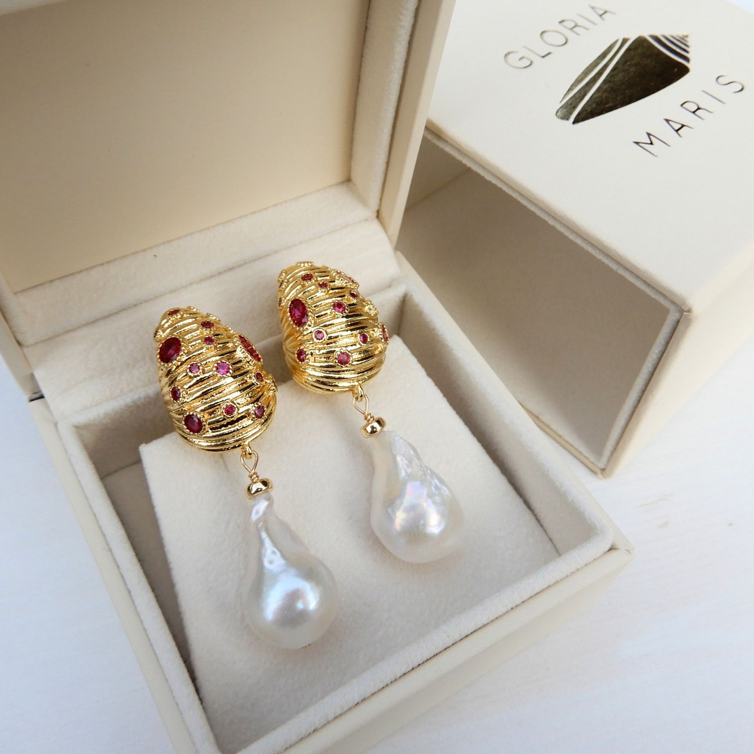 Prachtige goudkleurige bedel oorhangers met roze kristallen en Barok Parel.