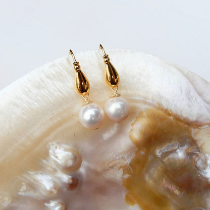 Prachtige zoetwater Parel oorhangers met goud op zilver haken.