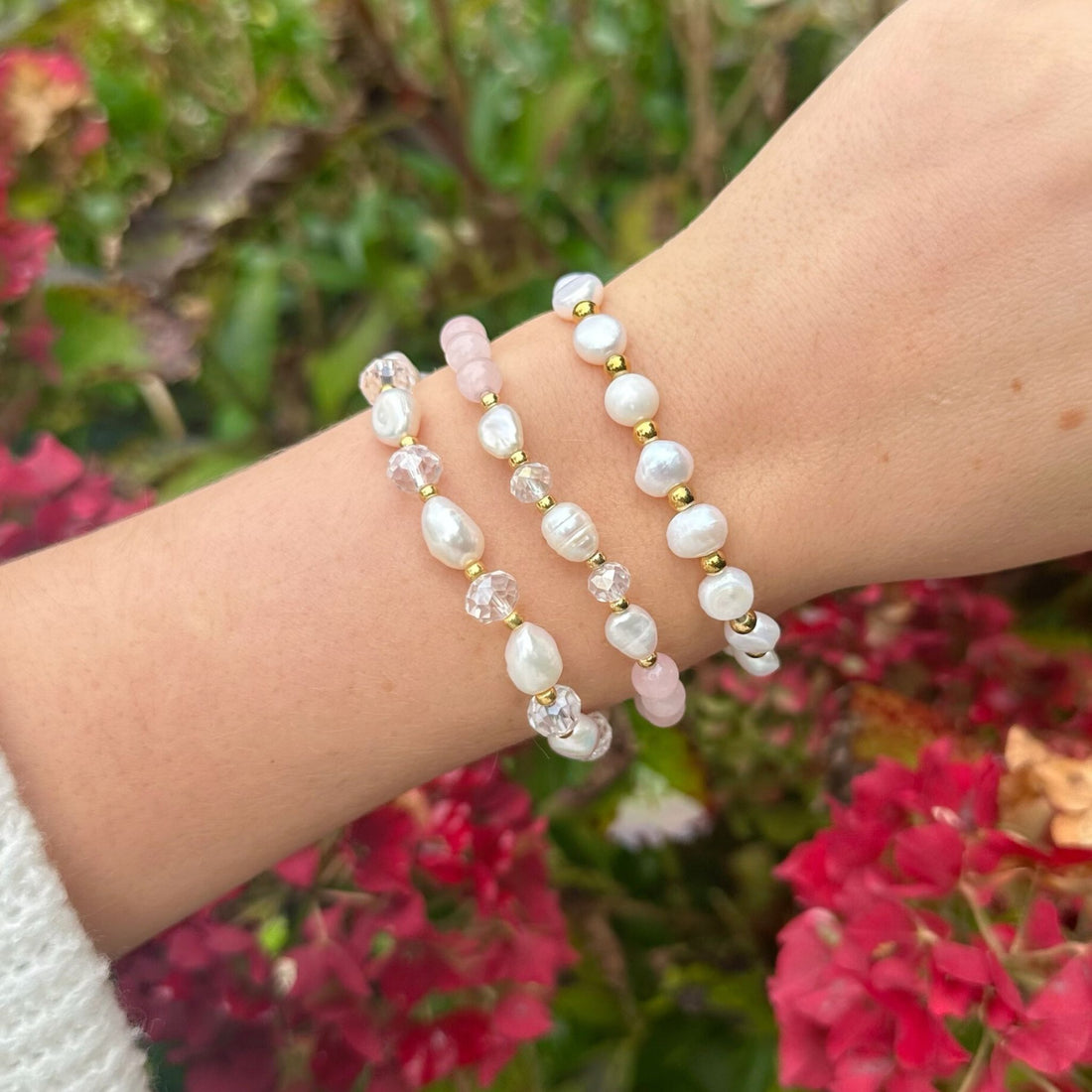 Parel armbanden set met rozekwarts op stretch draad.